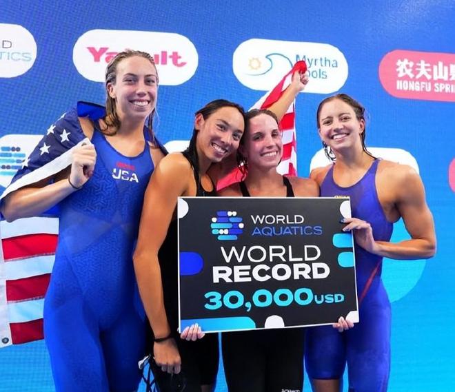 澳大利亚游泳选手纵横泳池，登上领奖台的简单介绍