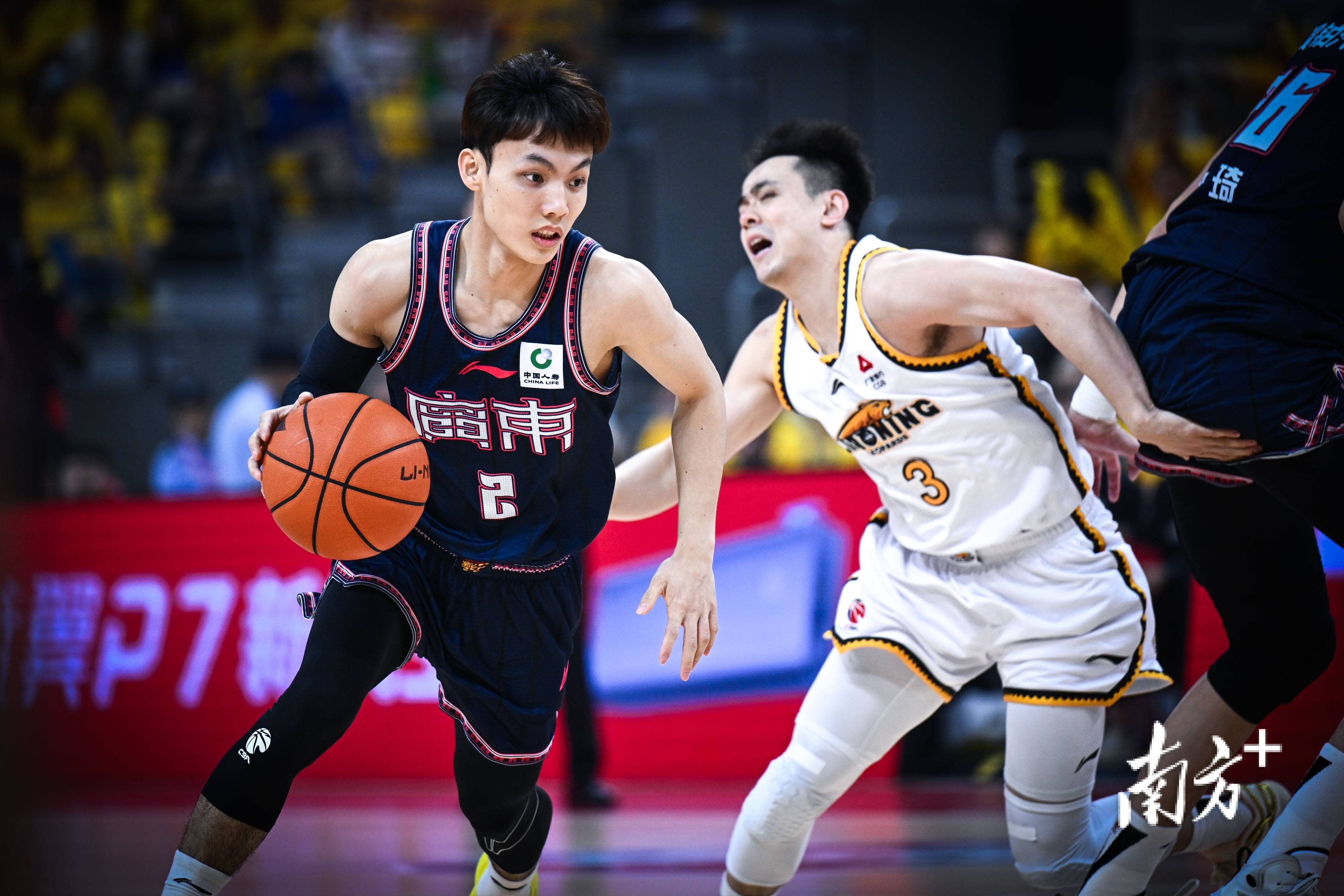 深圳男篮大胜广州队，展现出色实力！