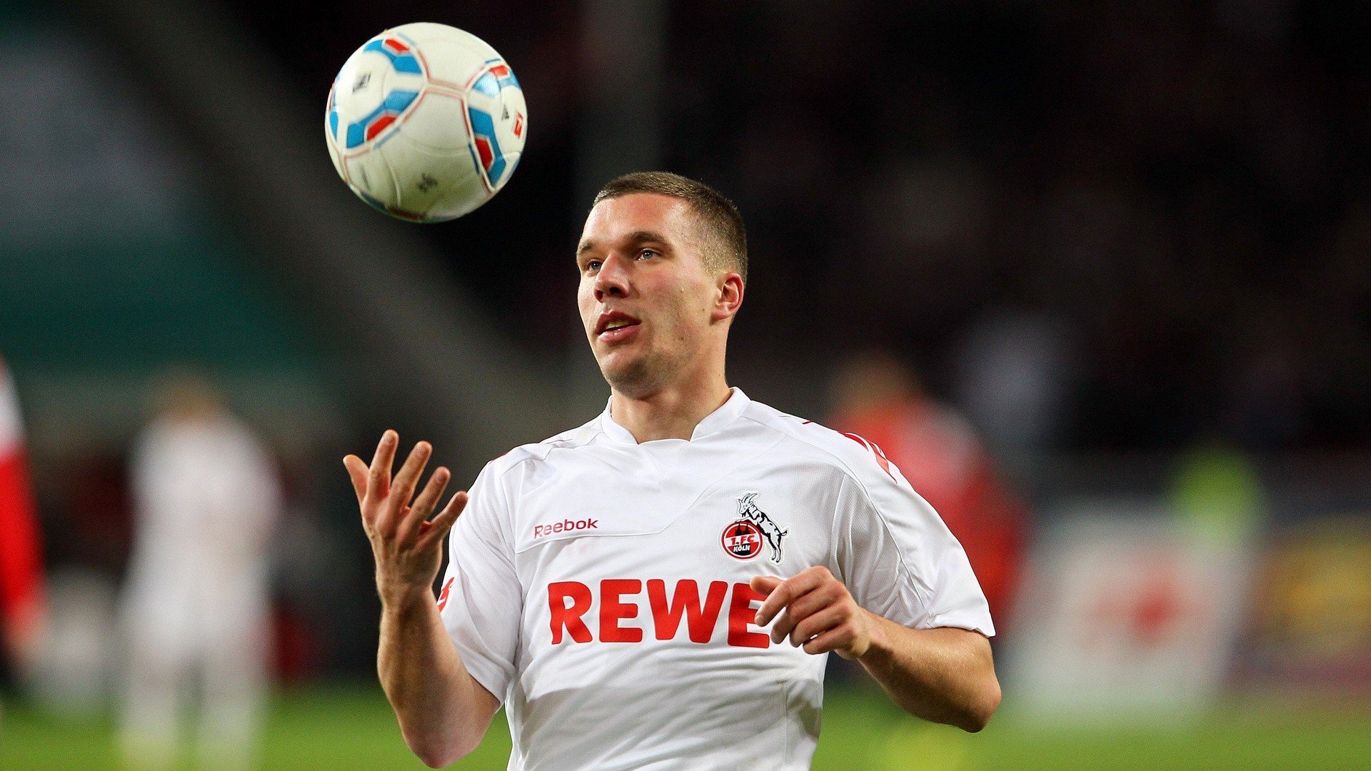 赛道与绿茵场，当F1引擎轰鸣遇见非洲雄鹰的怒吼