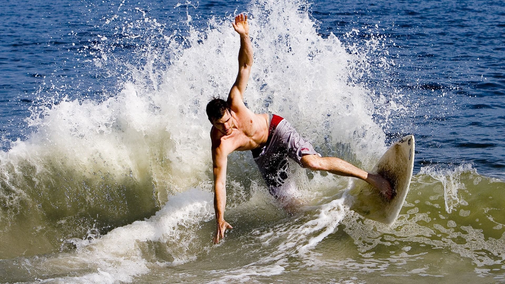 引擎轰鸣之夜,迪亚斯率队问鼎F1新赛季揭幕战